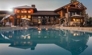 Vacation lodge with outdoor swimming pool